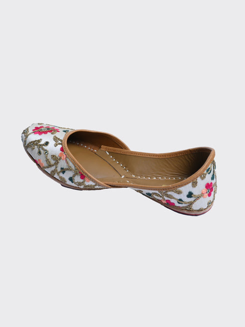 Rojana Embroidered Punjabi Jutti